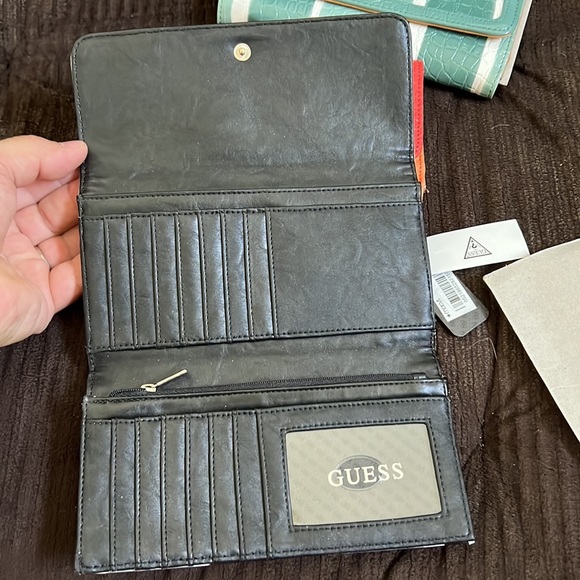 Trio of retro matching “tiedye style” Guess wallets NWT! - Picture 5 of 8